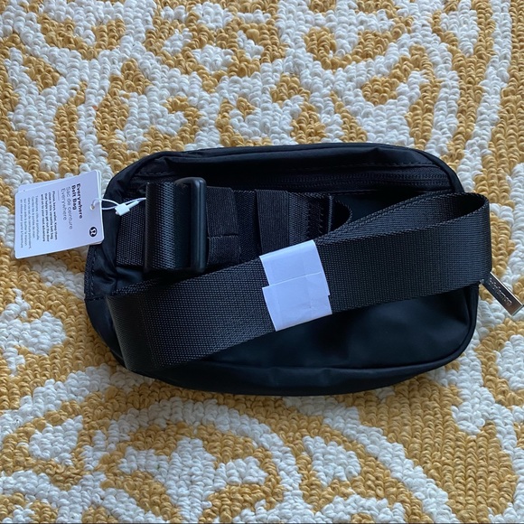 Lululemon Everywhere Belt Bag - Black NWT - Picture 8 of 15